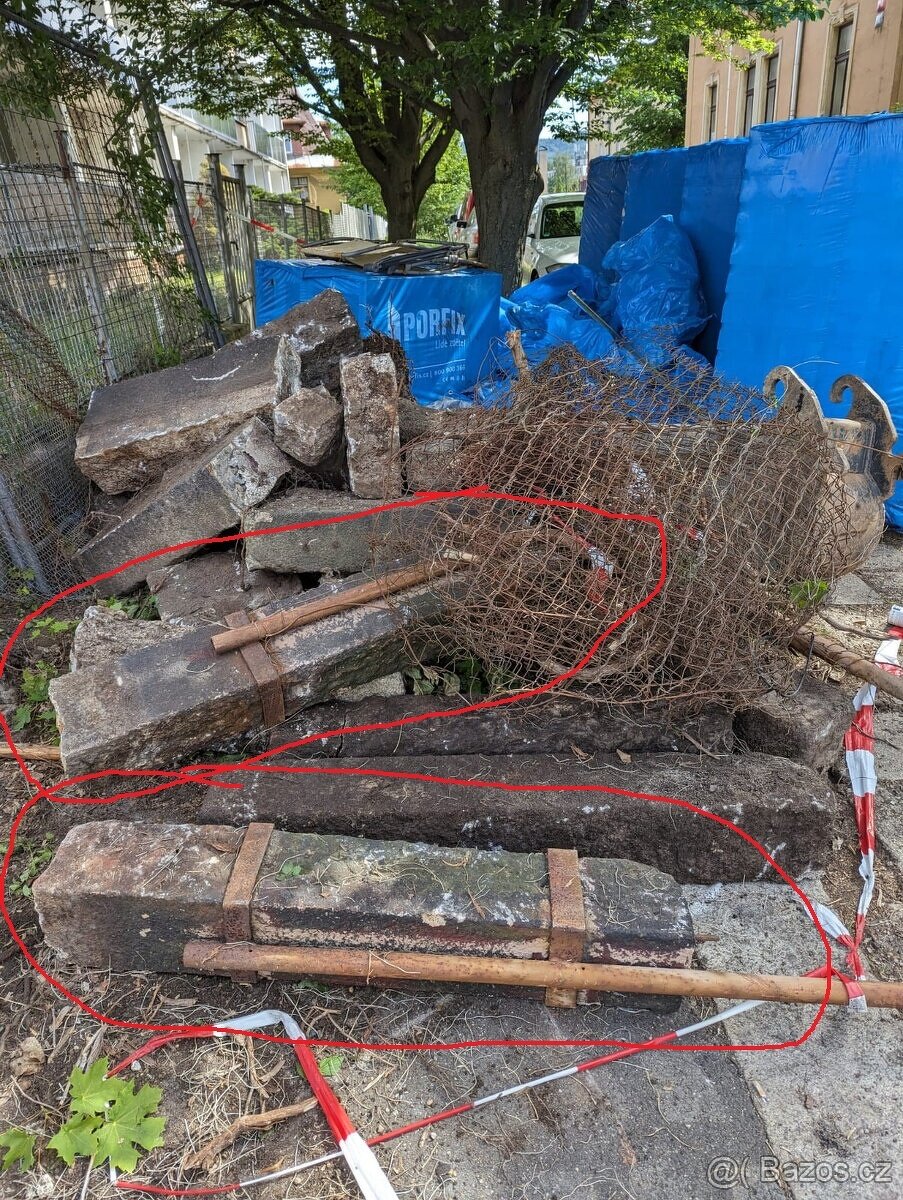 žulové sloupky
