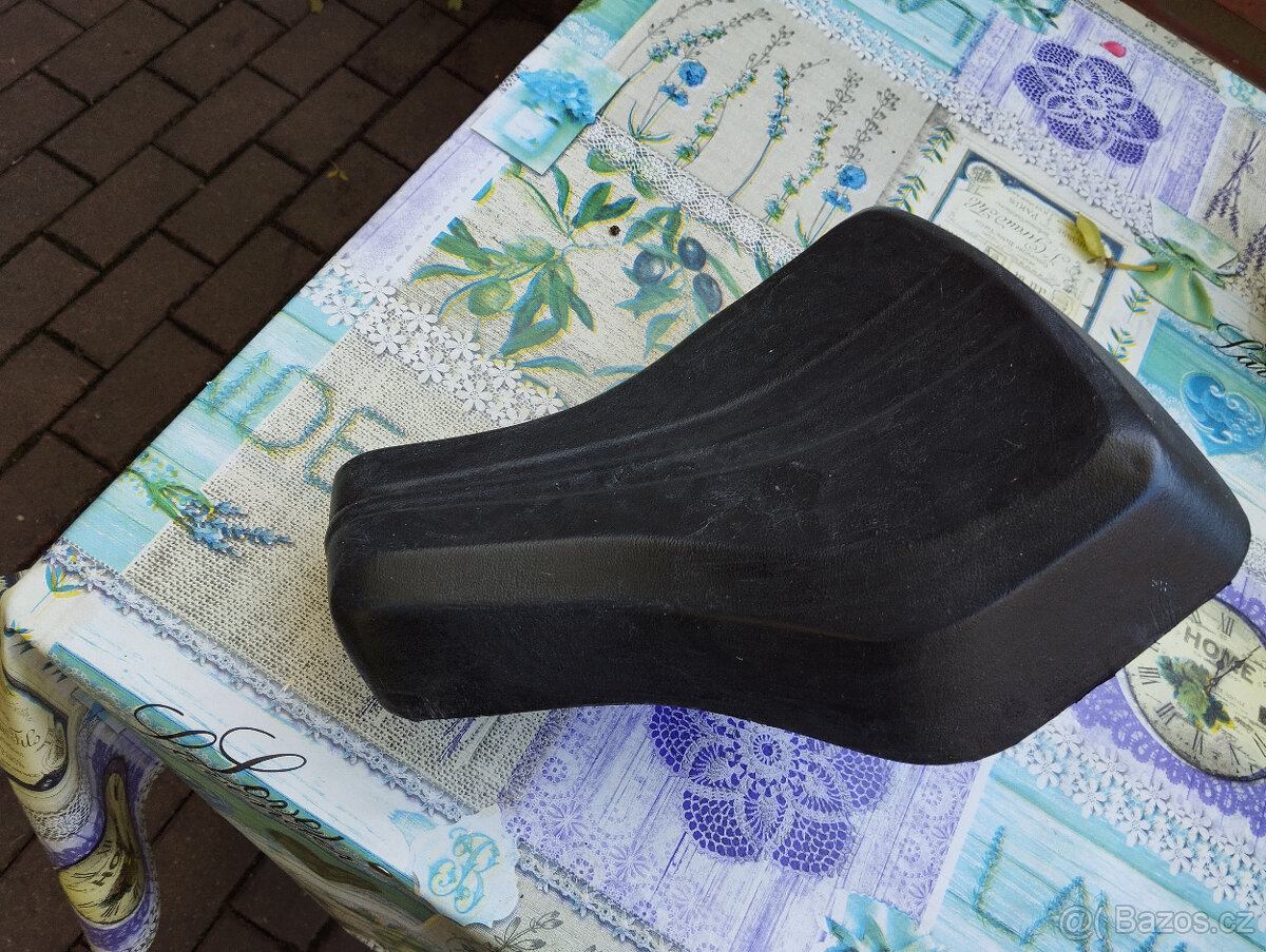 Staré sedlo Jawa Babetta, Babeta,moped, pěkné uloženka