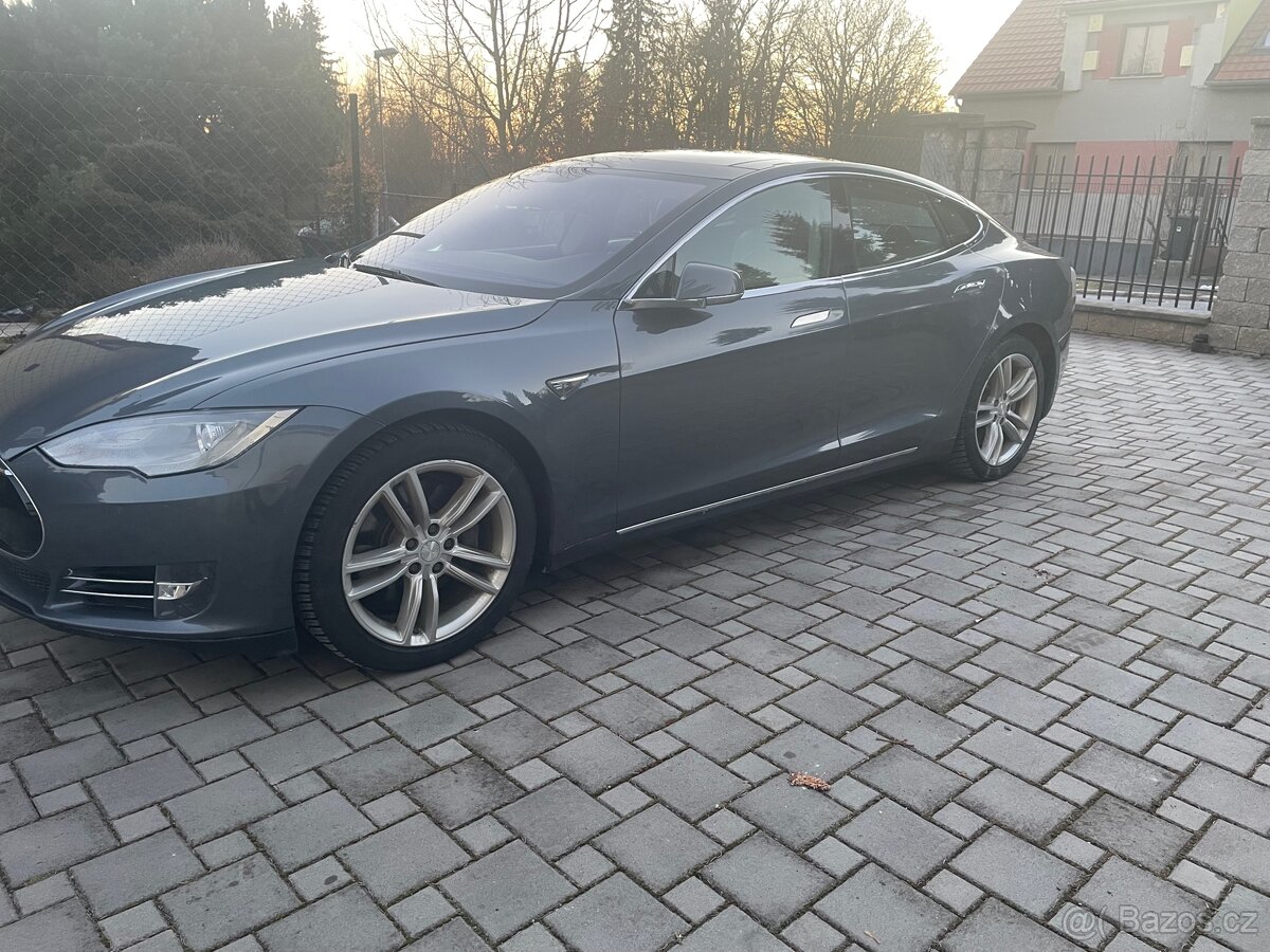 Tesla S 85.