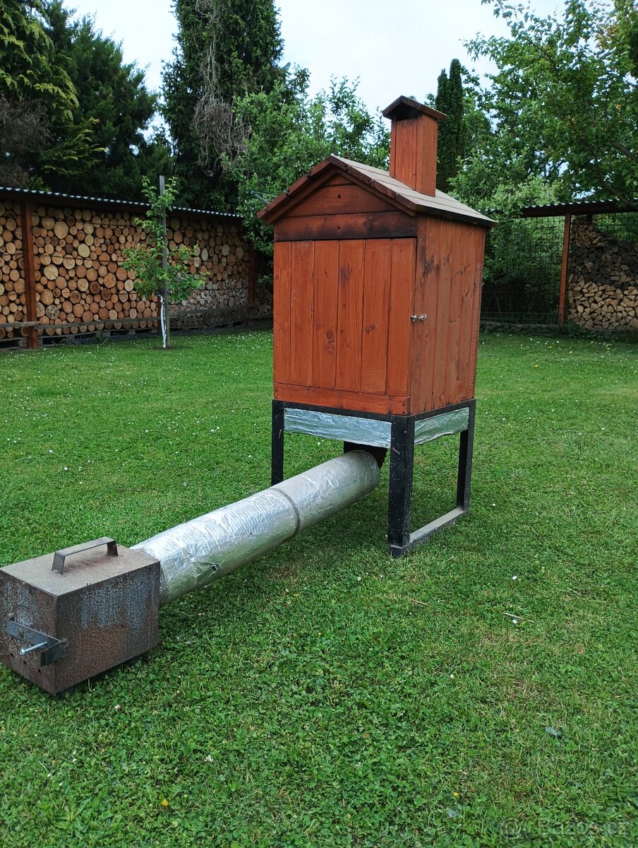Dřevěná udírna