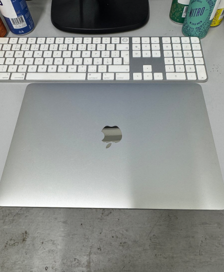 Apple MacBook Pro M1 2020 13” 8GB ram 256 SSD