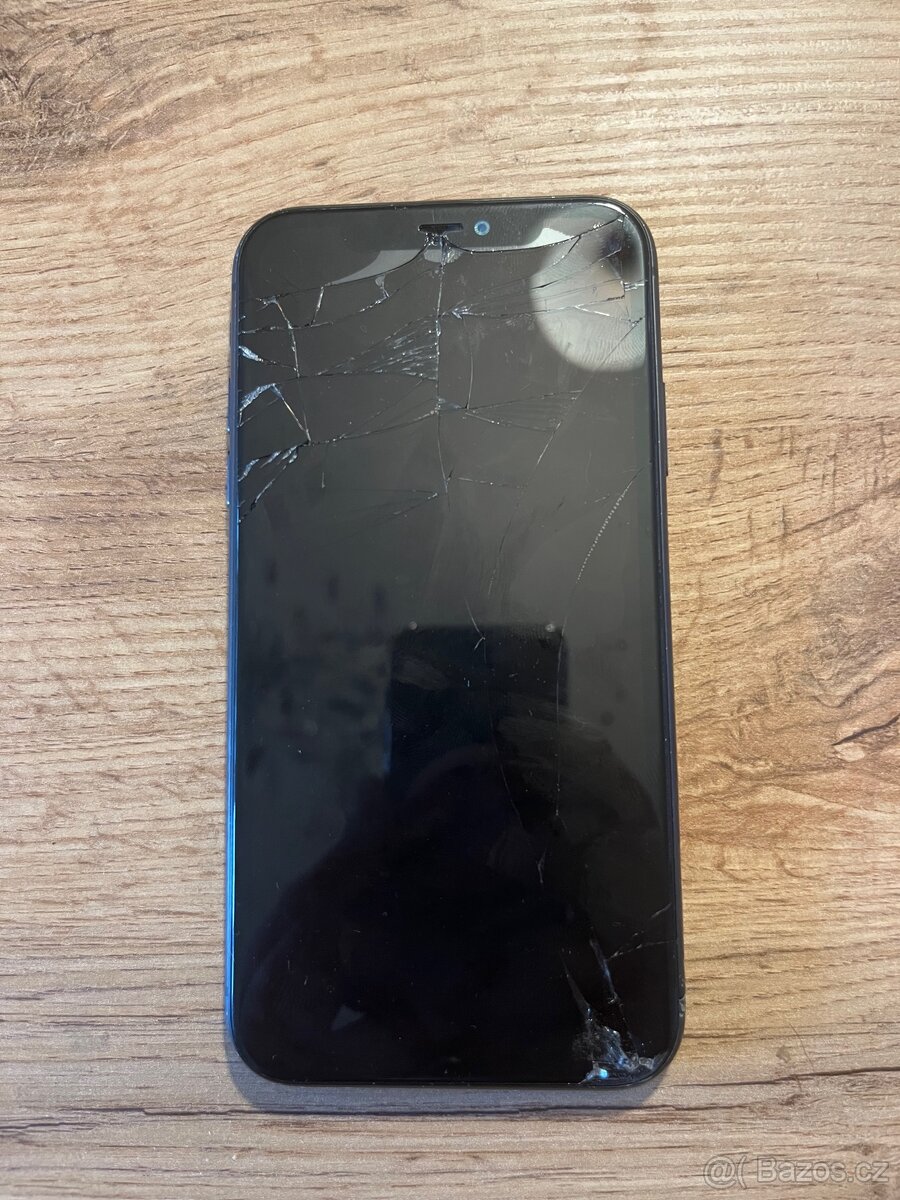 iPhone 11 na náhradní díly nebo opravu