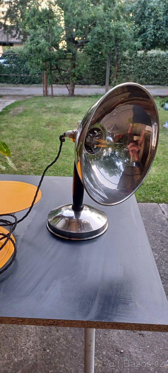 Stolní lampa reflektorová