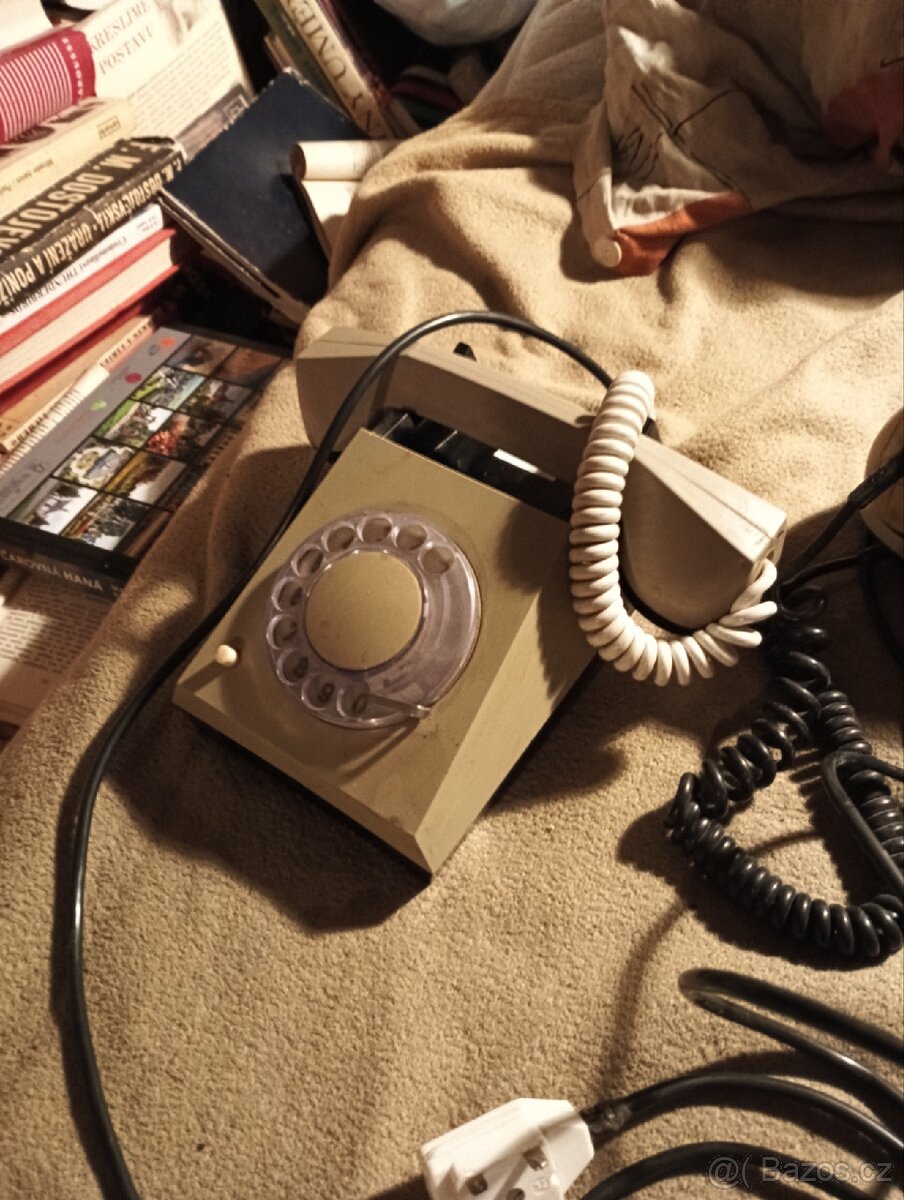 1 starý telefon ,pěkné stavy .
