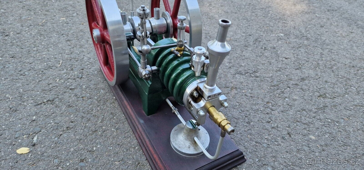 krásný velký plamenožrout vakuový motor model motoru plameno