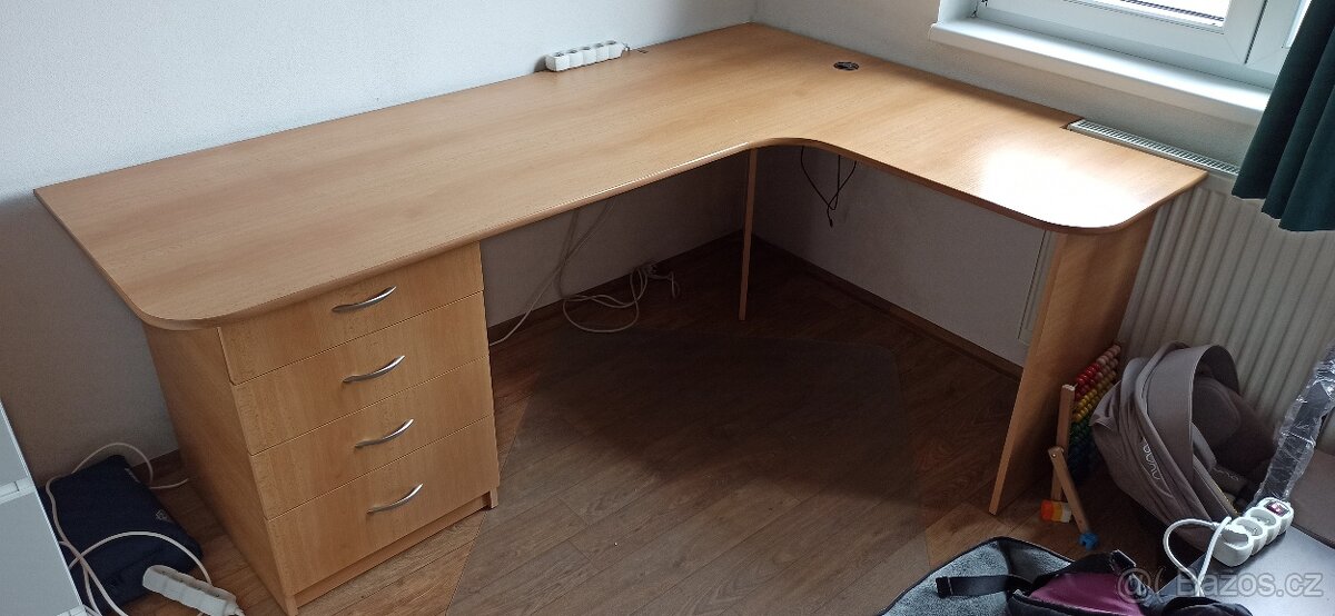 Rohový kancelářský stůl 2x1.46m