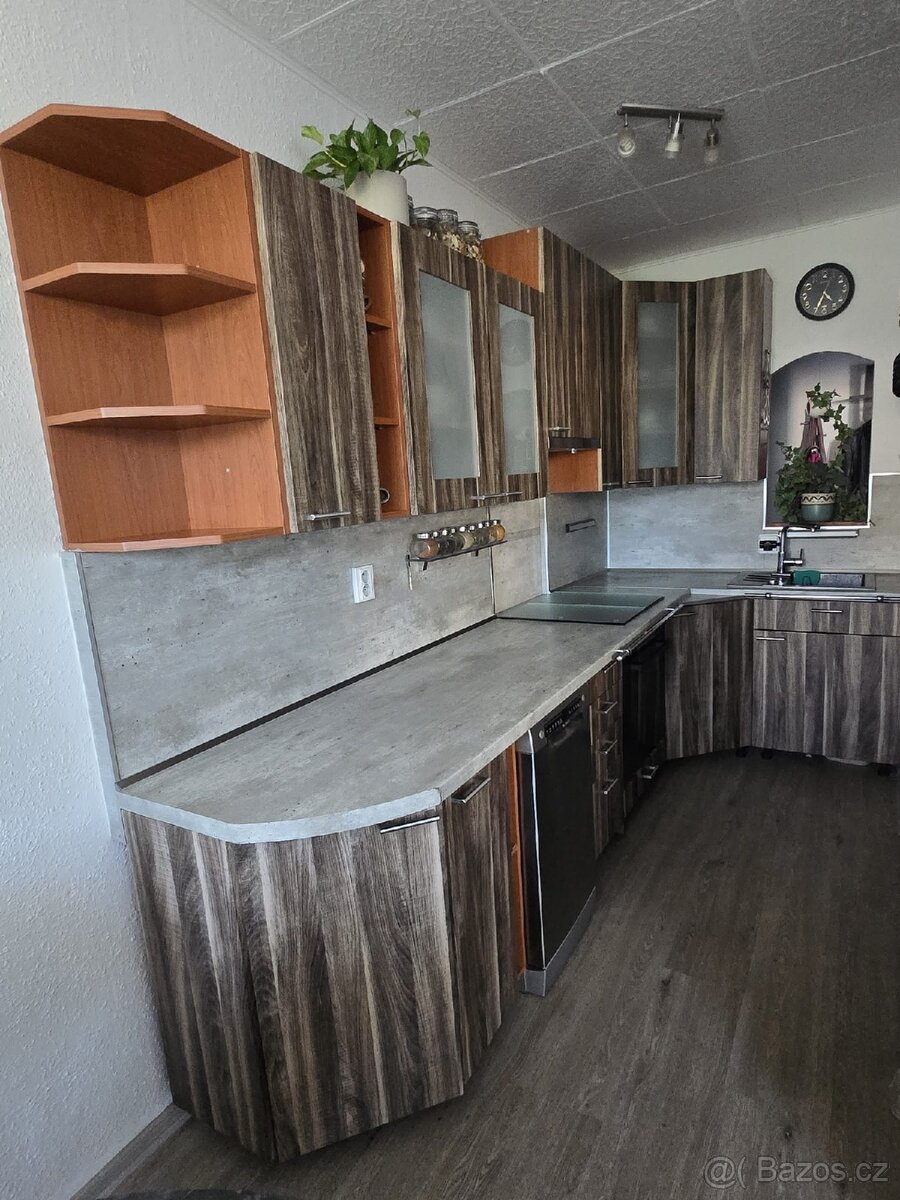 Kuchyňská linka se skříňkami, dřezem a digestoří