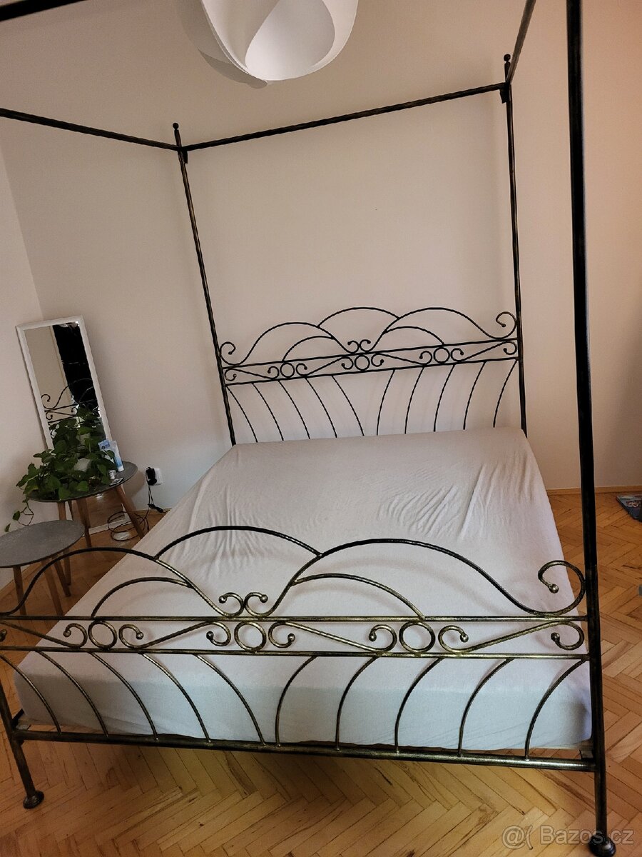 Kovova postel bez matrace
