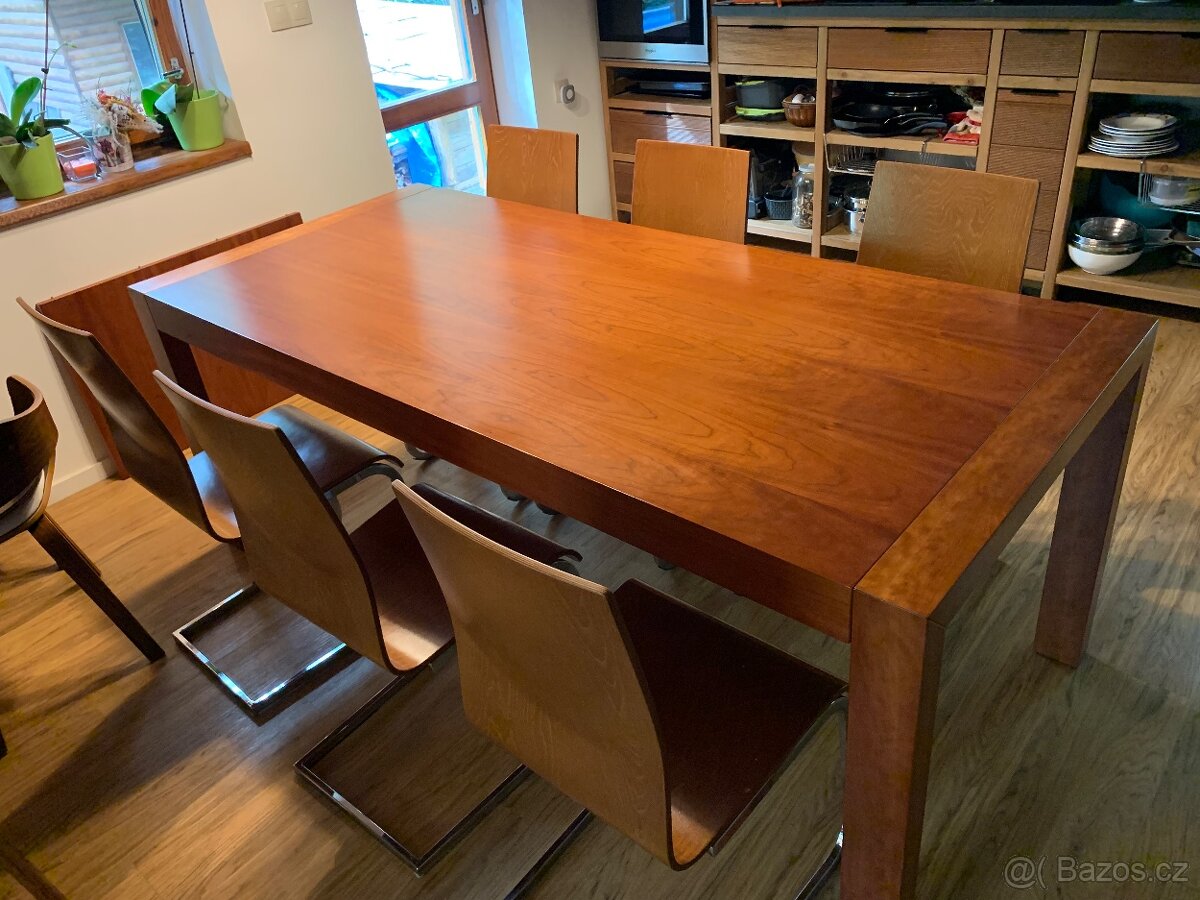 Masívní stůl rozkládací se šesti židlemi