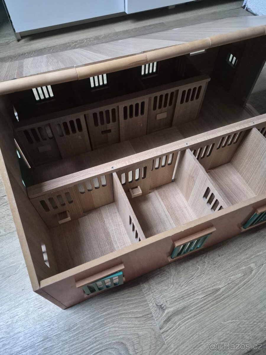 Dřevěná stáj pro koně Schleich