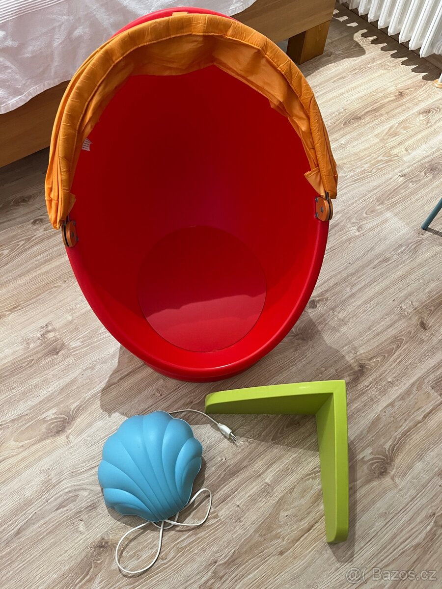 Otočné křeslo, lampa, polička