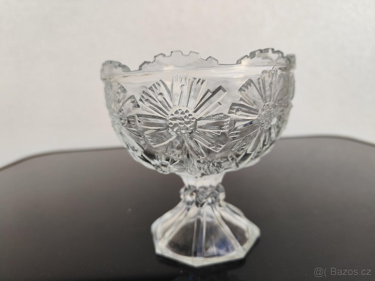 SKLENĚNÝ POHÁR se vzorem KVĚTIN