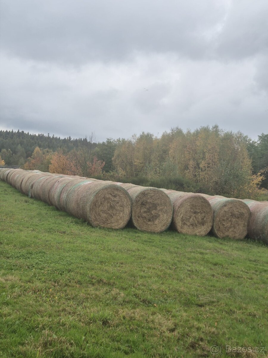 Kulaté balíky sena
