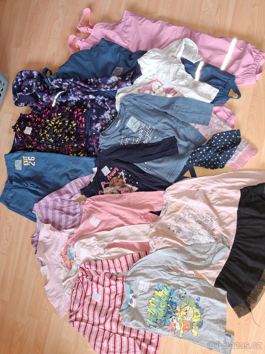 Balík dětského oblečení