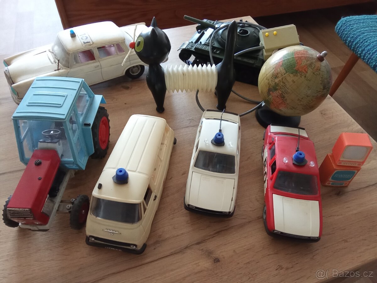 Staré hračky autíčka ITES, KDN...