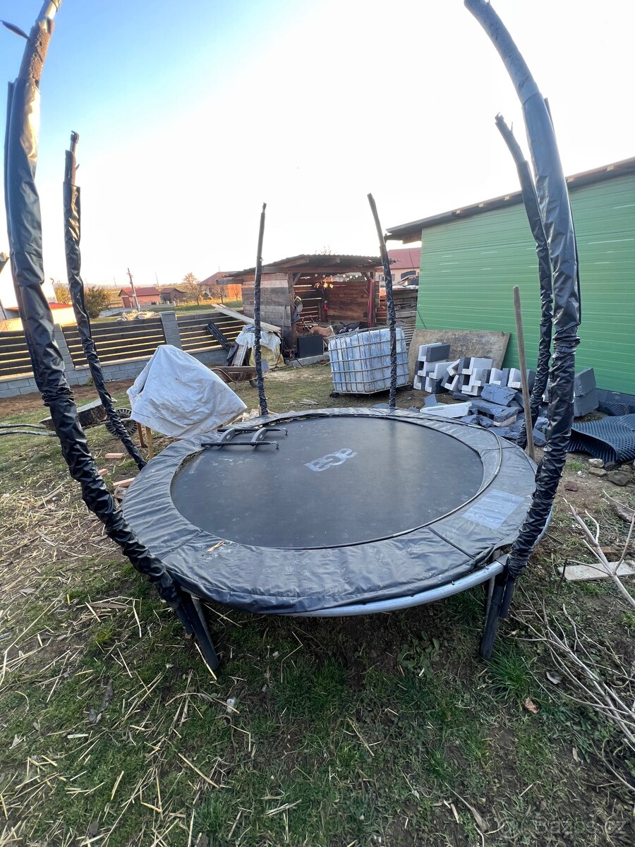 Trampolina 2 roky stara