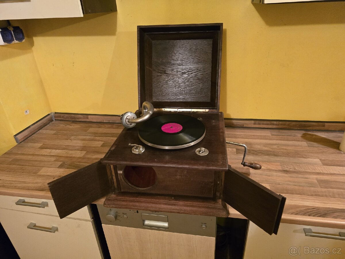 Krasny starozitny gramofon na kliku