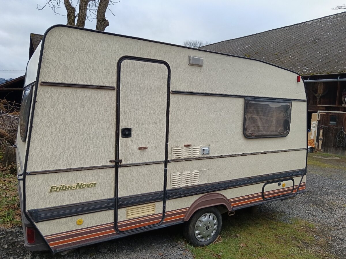 Pěkný karavan, bez SPZ na stání
