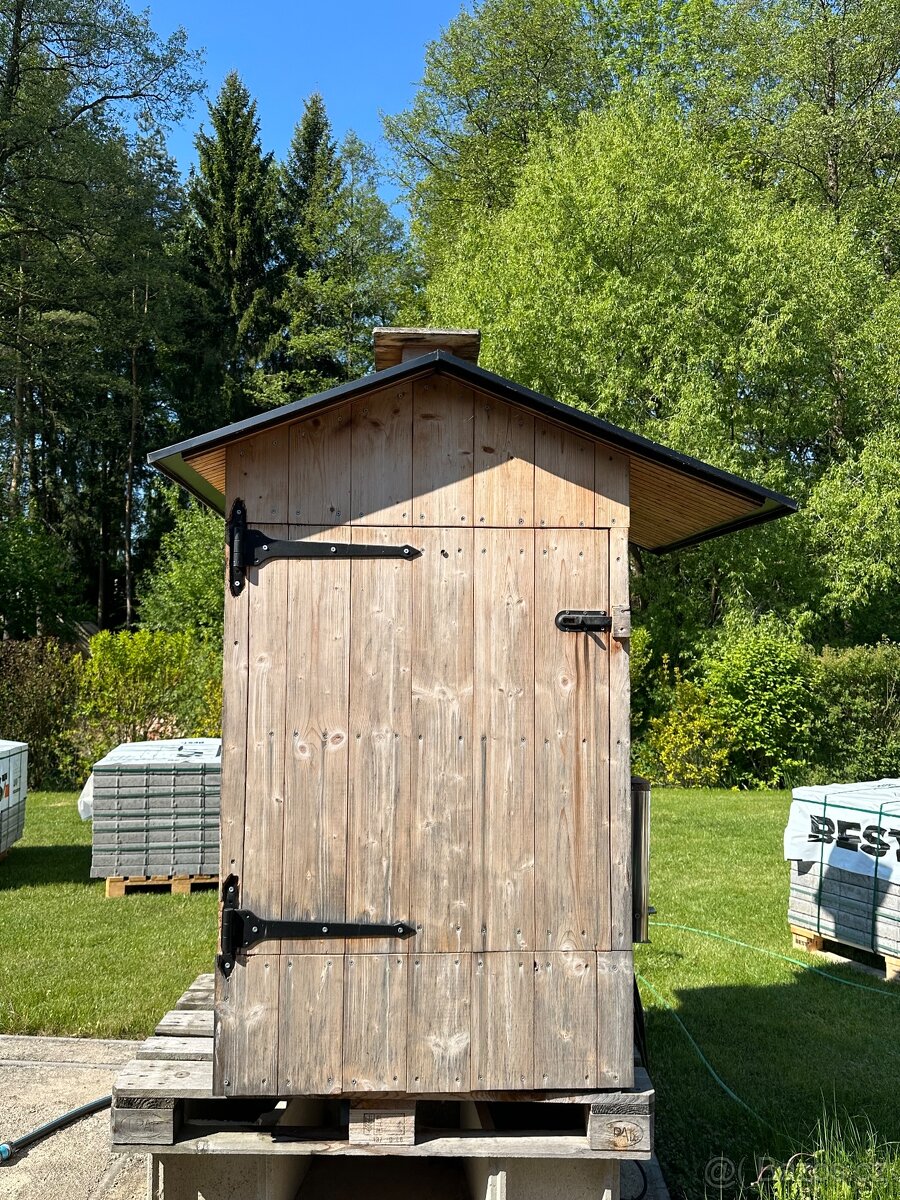 Dřevěná udírna