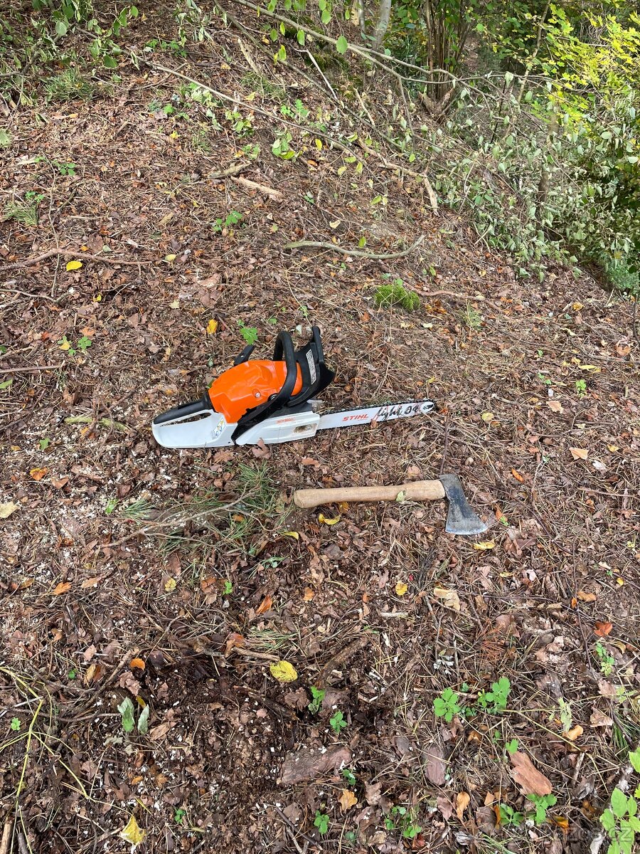 Kácení stromů , sázení stromů a rostlin , sekání trávy