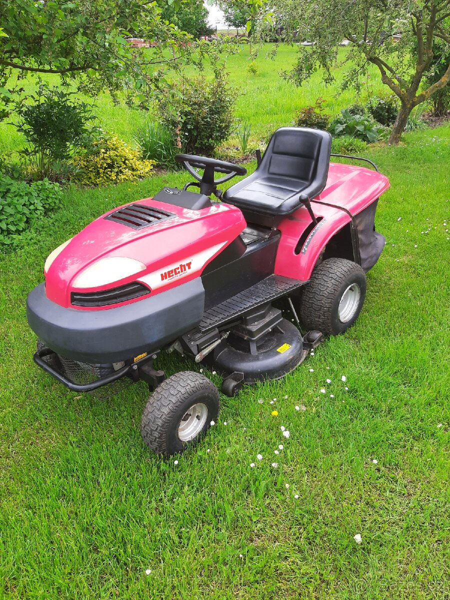 Prodám zahradní sekaci traktor.