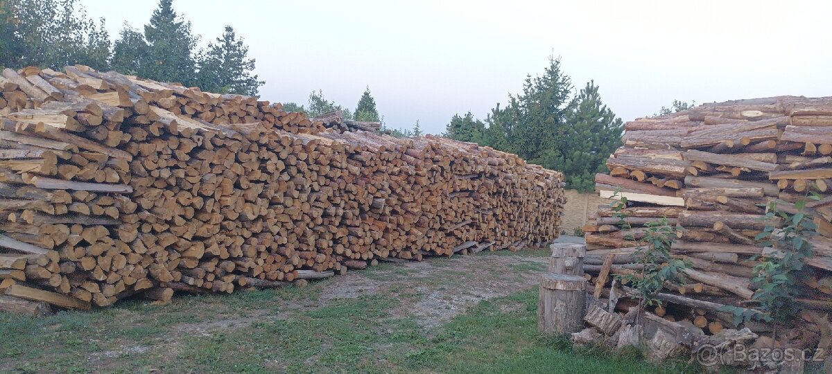 Suché ŠTÍPANÉ palivové dřevo DO KRBU