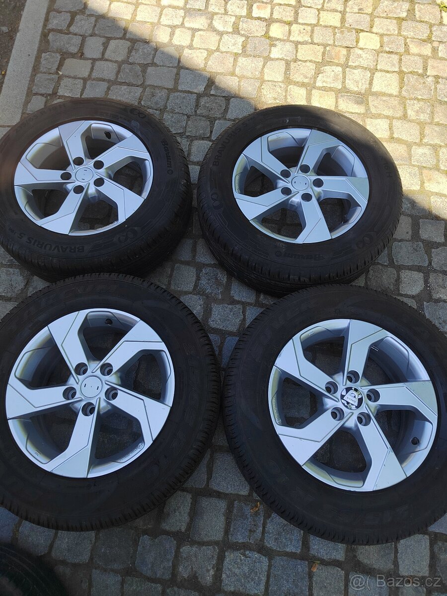 Prodám orig alu 16 Dacia Duster 5x114,3 ET 40 letní pneu