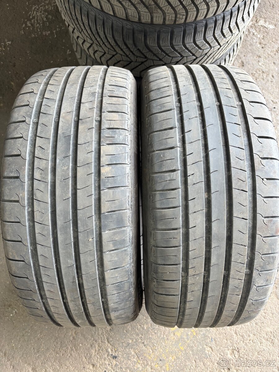 235/45 R17 97 W