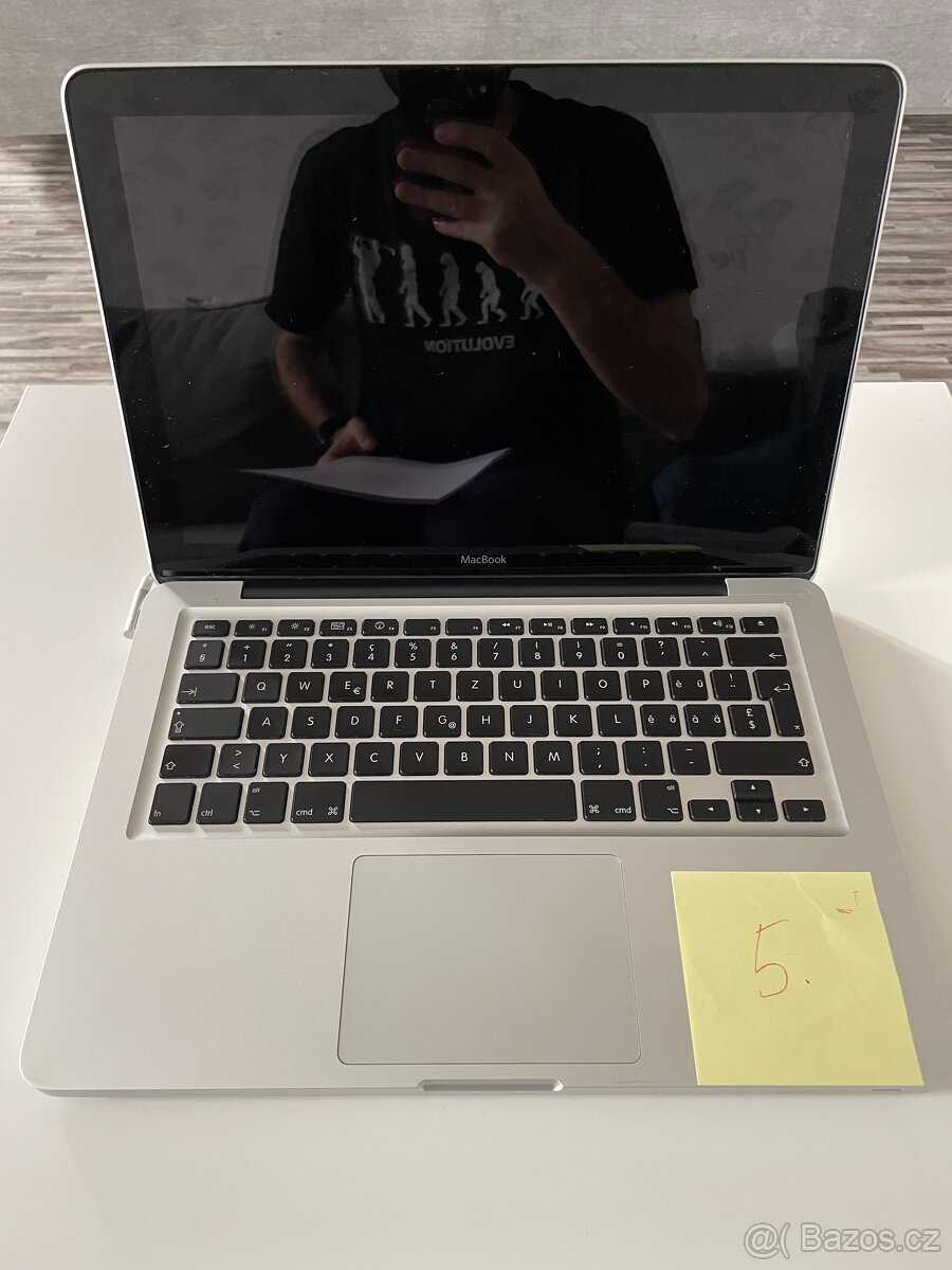 Apple MacBook - Rarita - 7 cyklů baterie