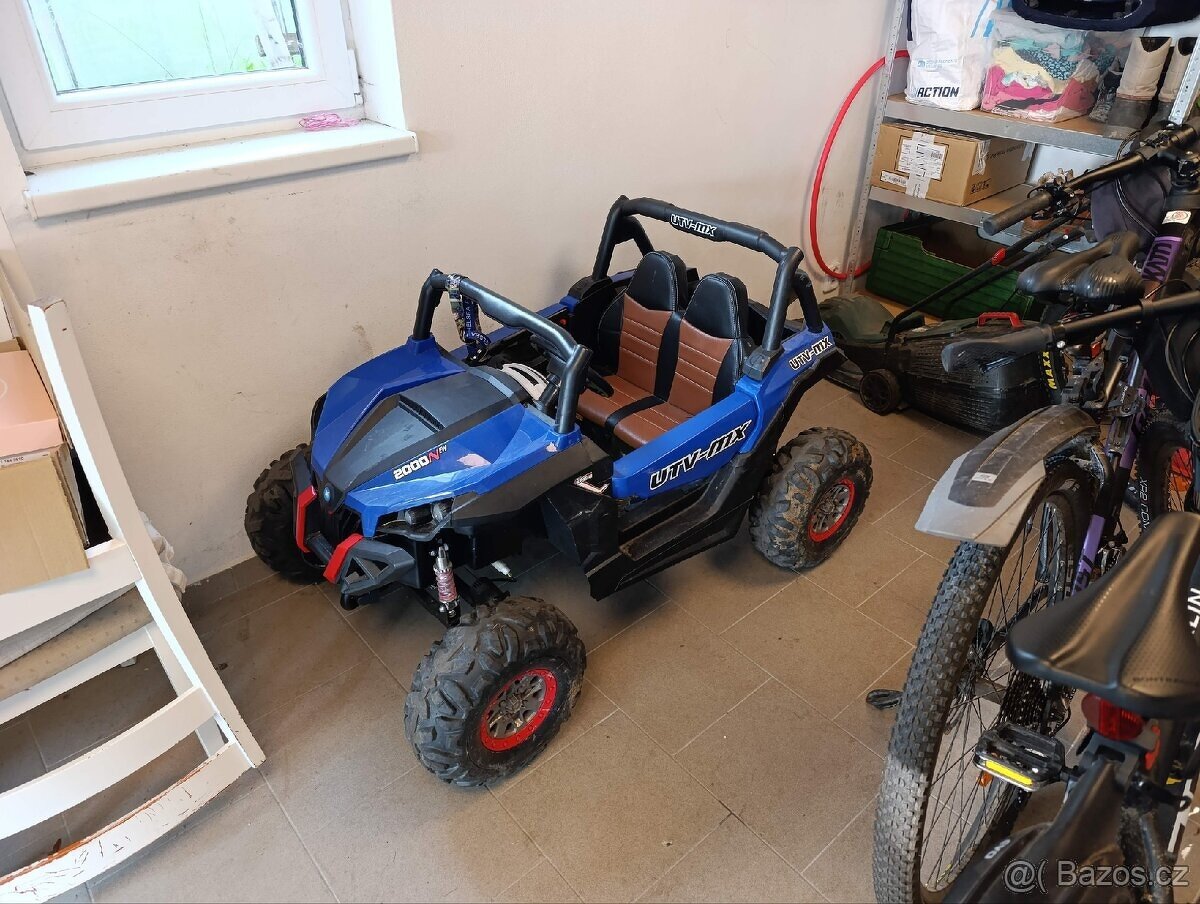 Dětské autíčko na 44 možnist ovládaní, Silná baterie