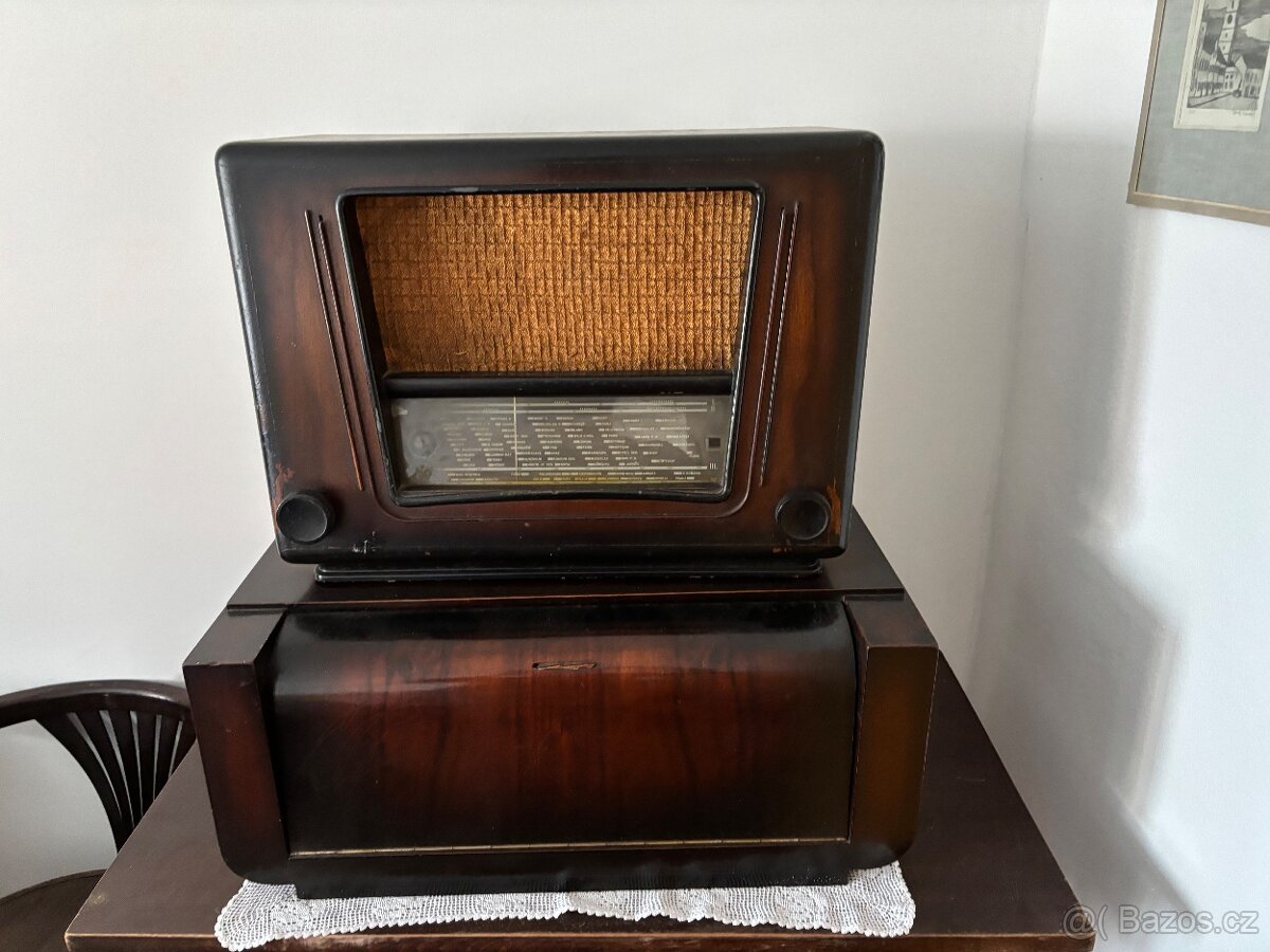 Starožitné rádio s gramofonem