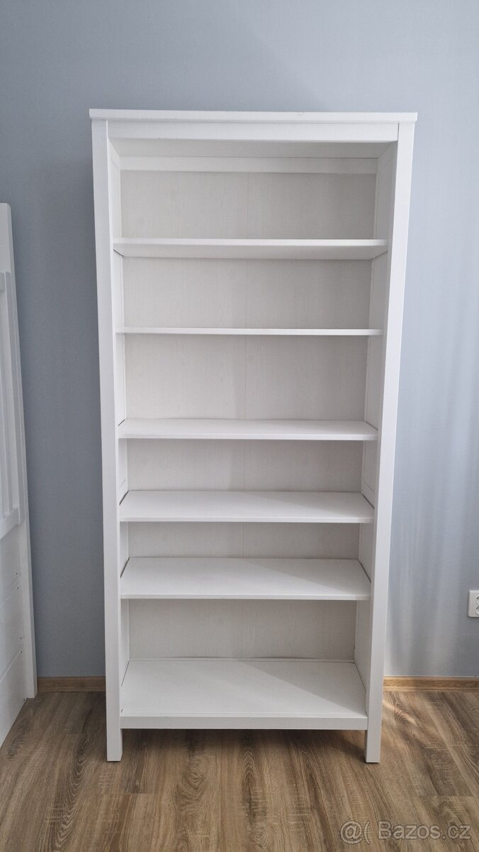 Knihovna / skříň Ikea Hemnes