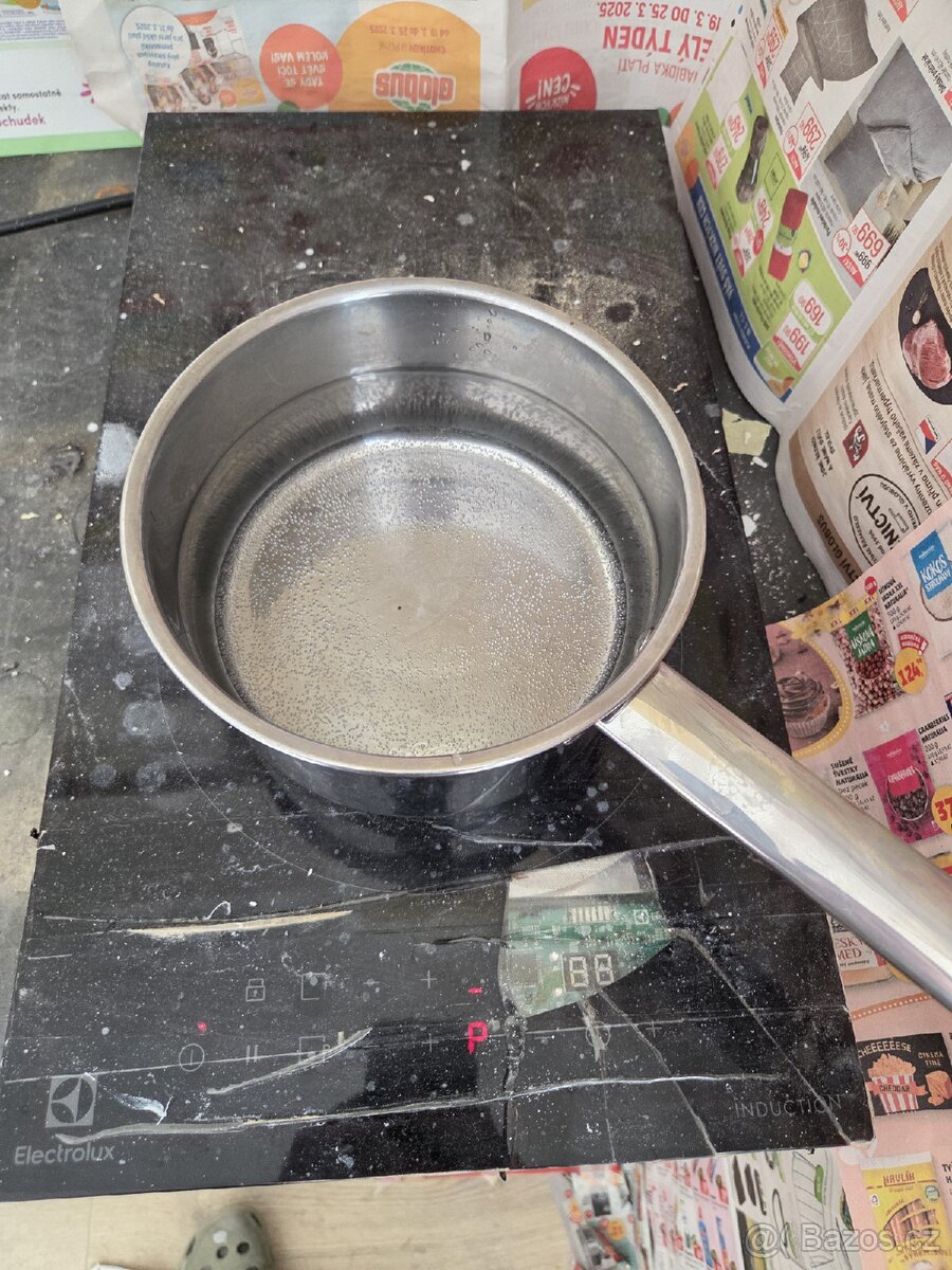 Indukční deska Electrolux LIT30230C funkční, prasklé sklo