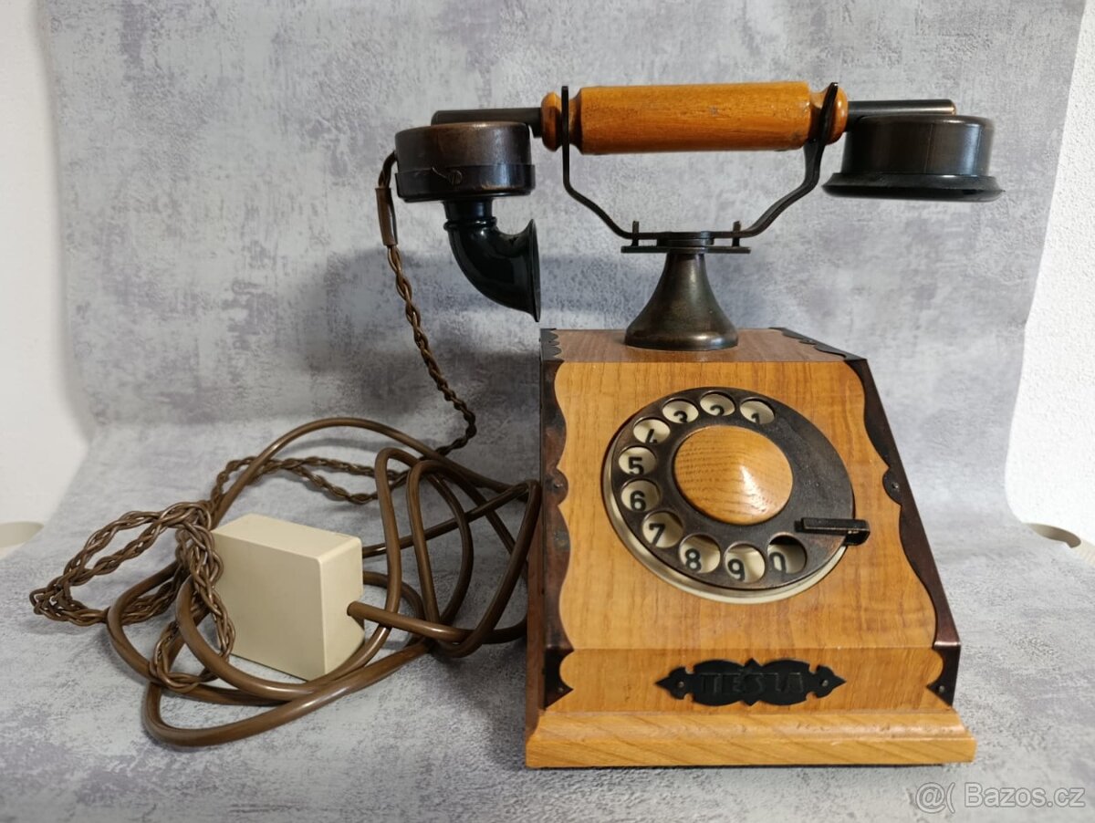 Starý retro telefon Tesla z roku 1979, do sbírky, dekorace
