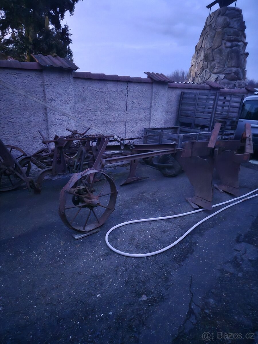 Tříradliční potahový pluh