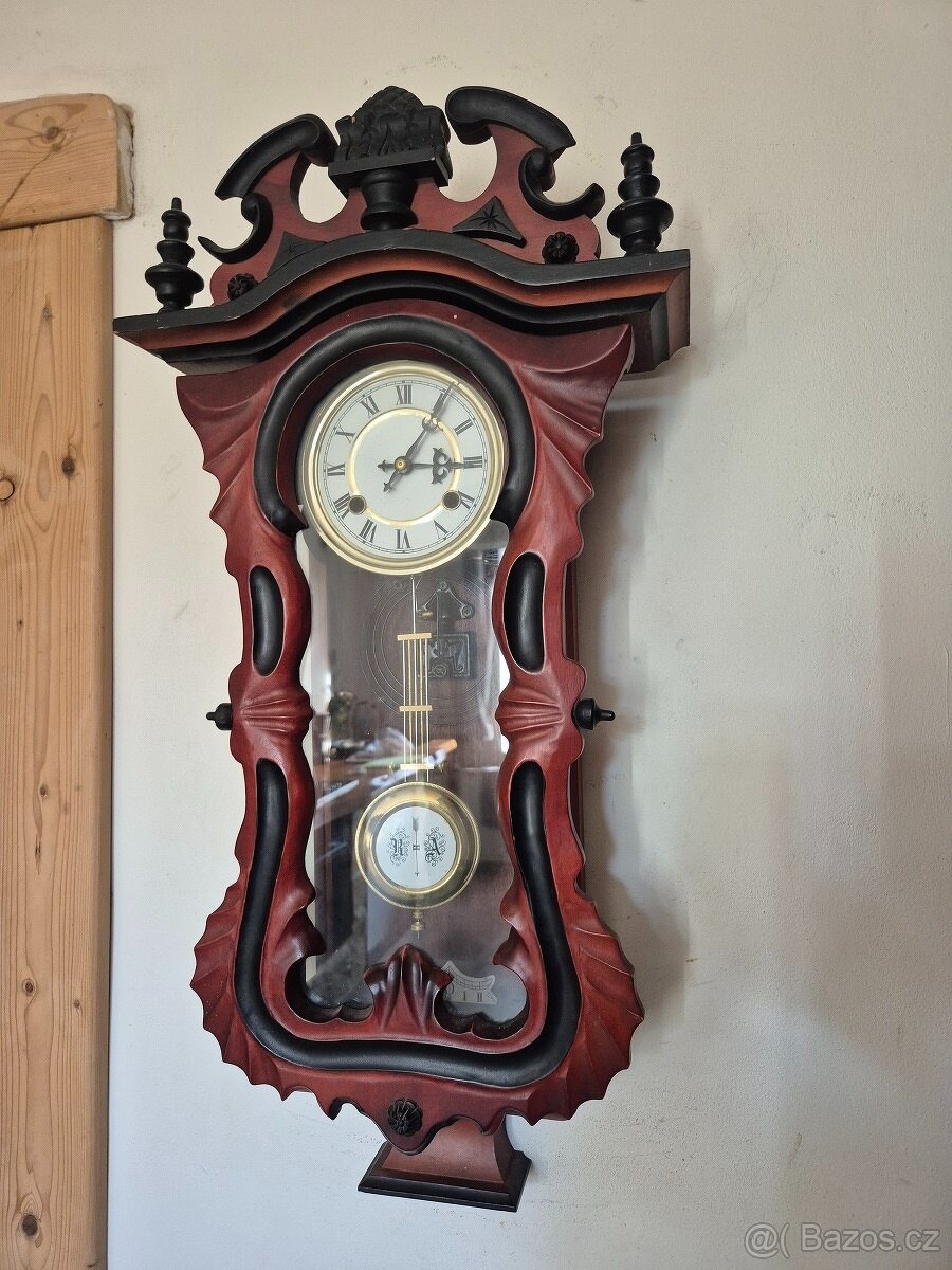 Zajimavé zdobené skříňové hodiny -funkční
