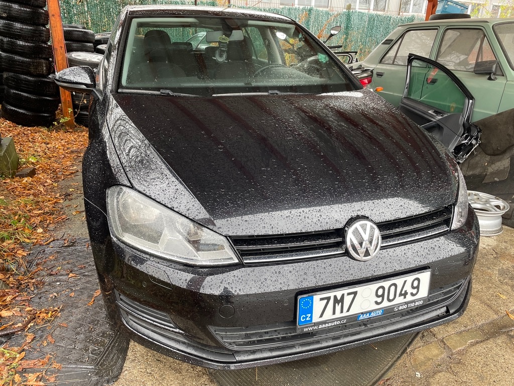 Prodám VW Golf 7 bouraný, 1,2 benzín 63kW, v celku