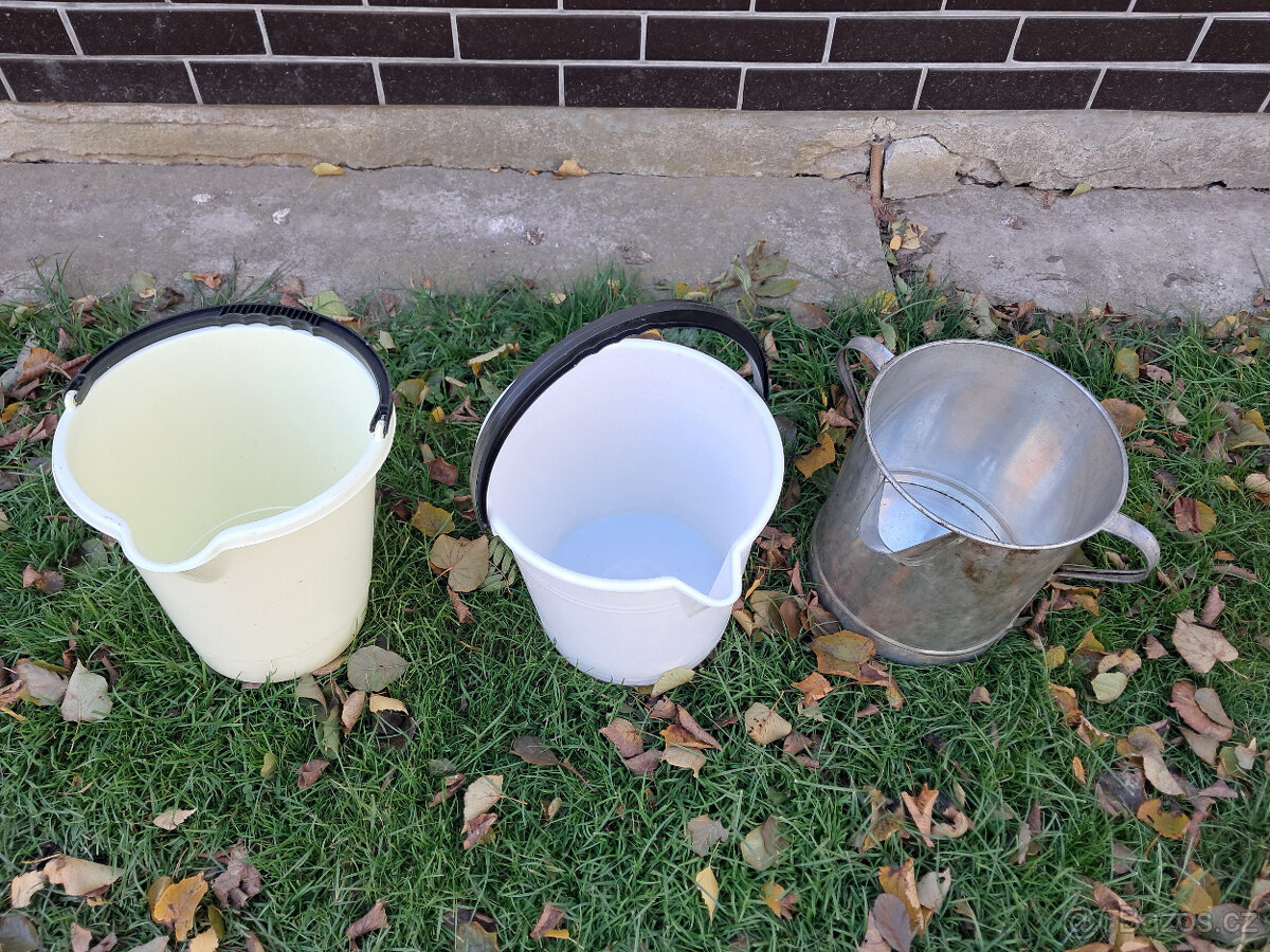 Včelařské potřeby – cedník, nádoby, atd.