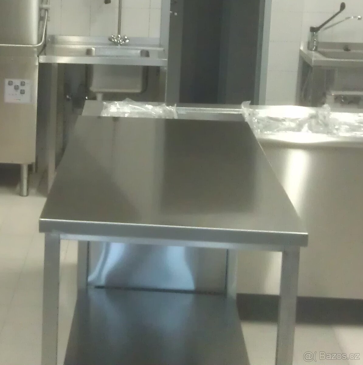 Nerezový stůl rozměru 130 cm x 70 cm, výška 90 cm