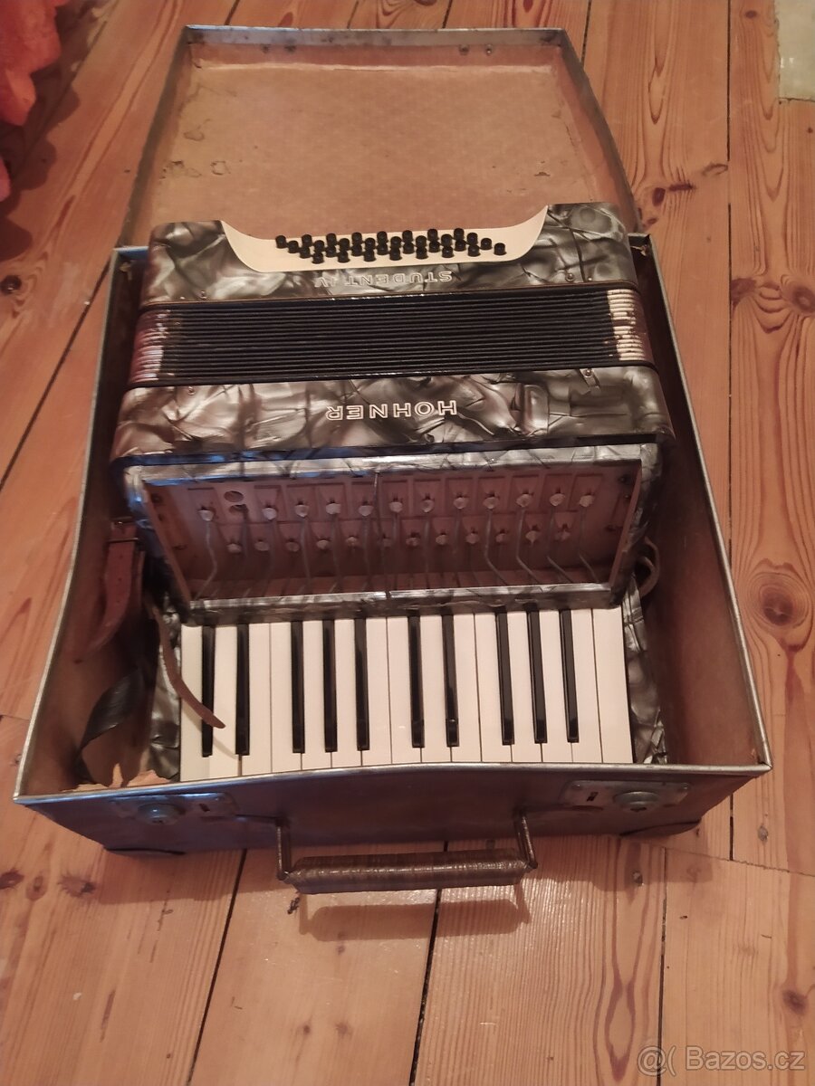Akordeon/Tahací harmonika Hohner, Student IV