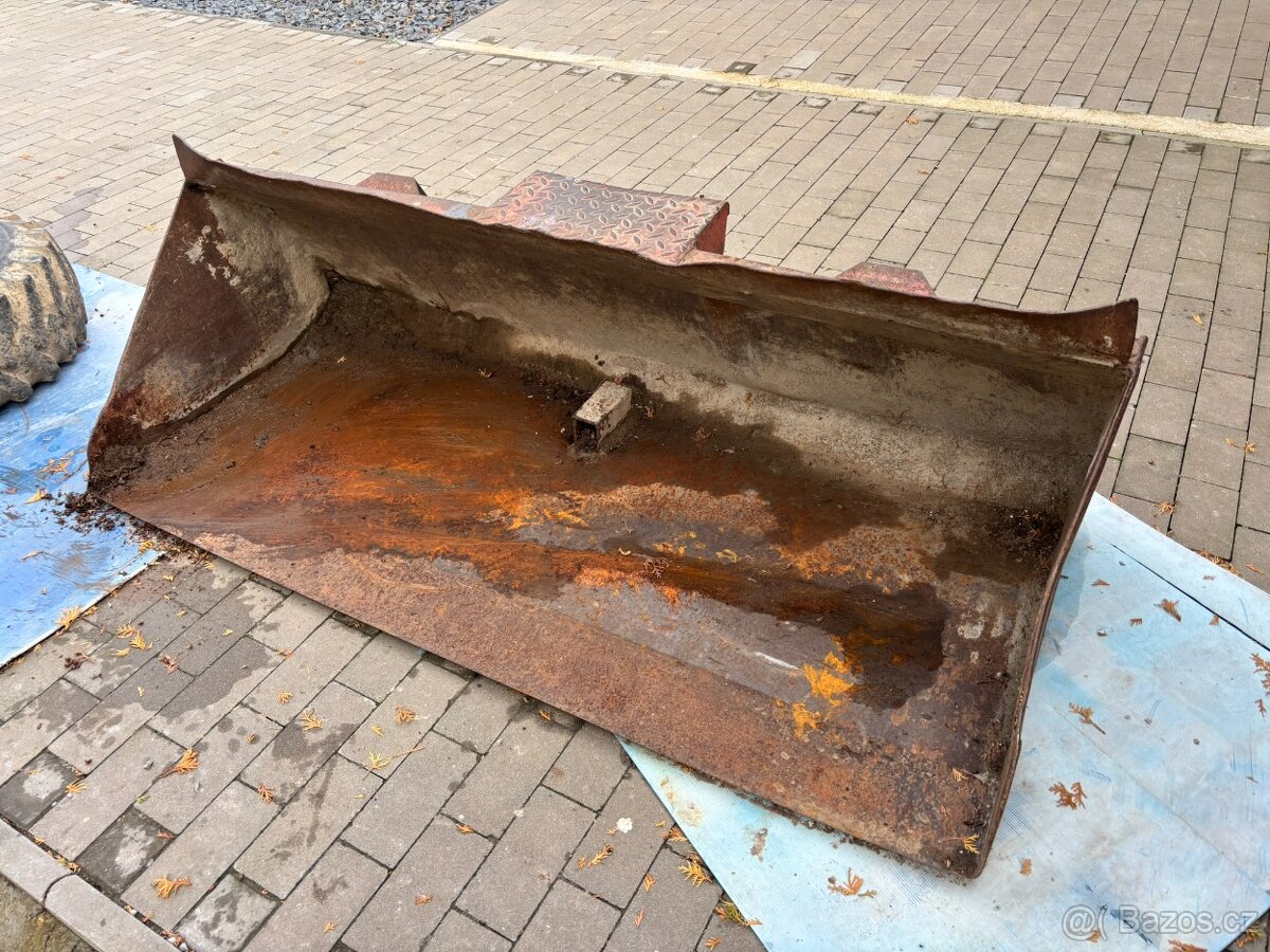 Lžíce UNC a kolo s pneumatikou