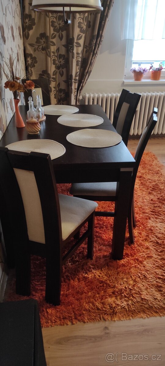 Jídelní stůl