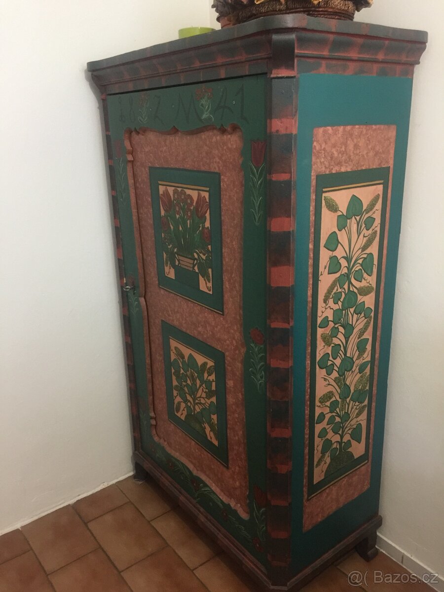 Malovaná šatní skříň měkké dřevo - ( Dekor - Táborsko)