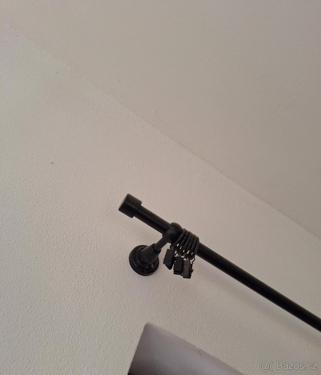 Stylové černé kovové garnýže + žabičky 2ks