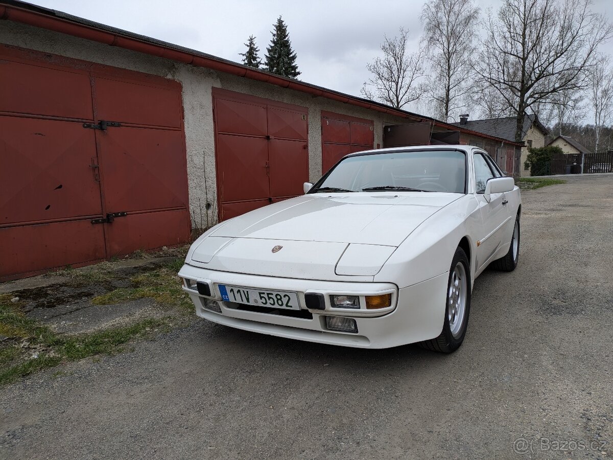Porsche 944