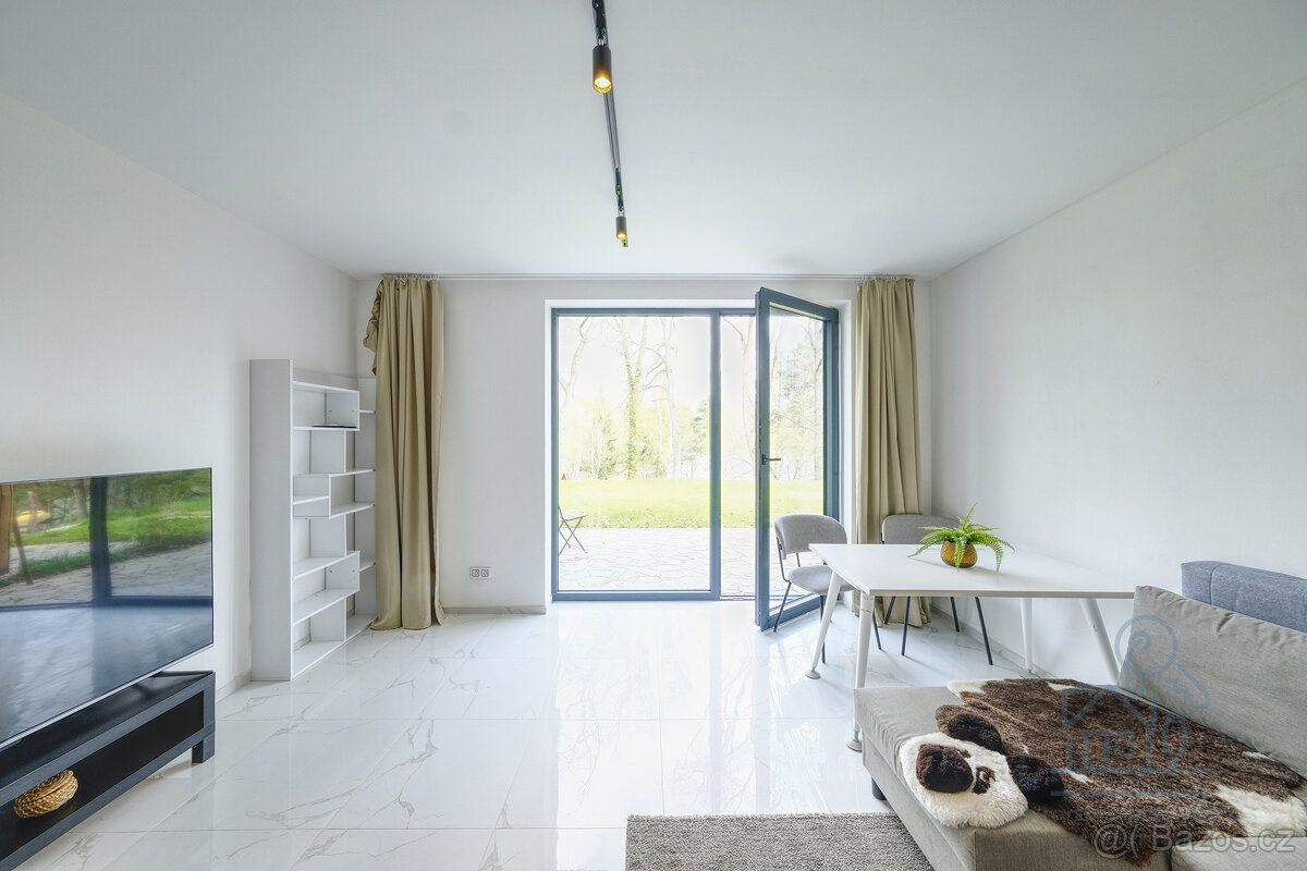 Prodej luxusního apartmánu s terasou a výhledem na vodu – Sl