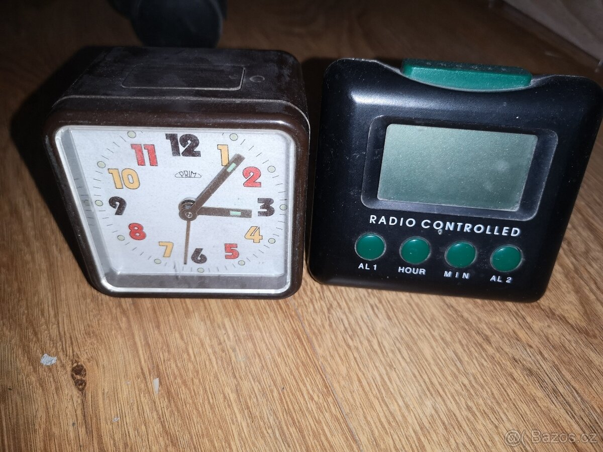 Starý retro budík Prim a další na baterie řízené