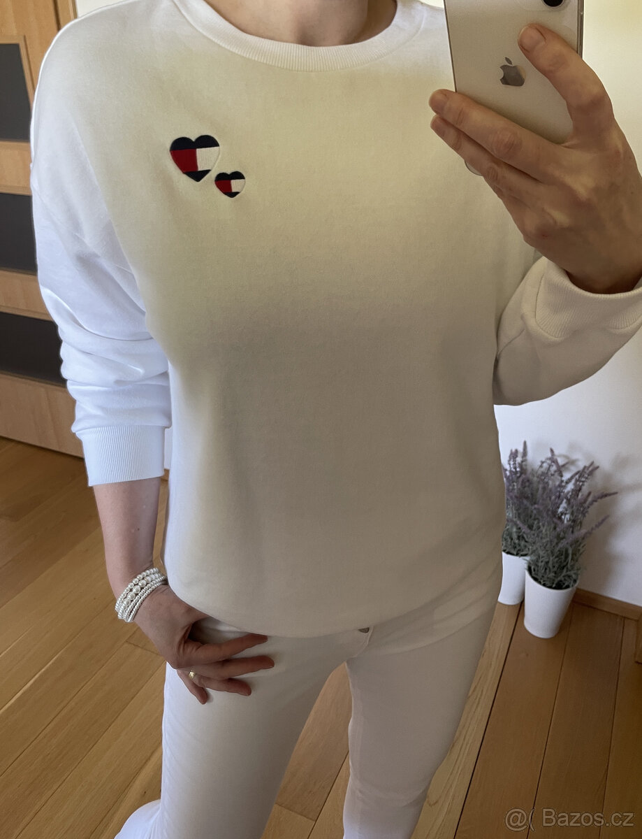 Bílá jednoduchá mikina s logovanými srdíčky Tommy Hilfiger