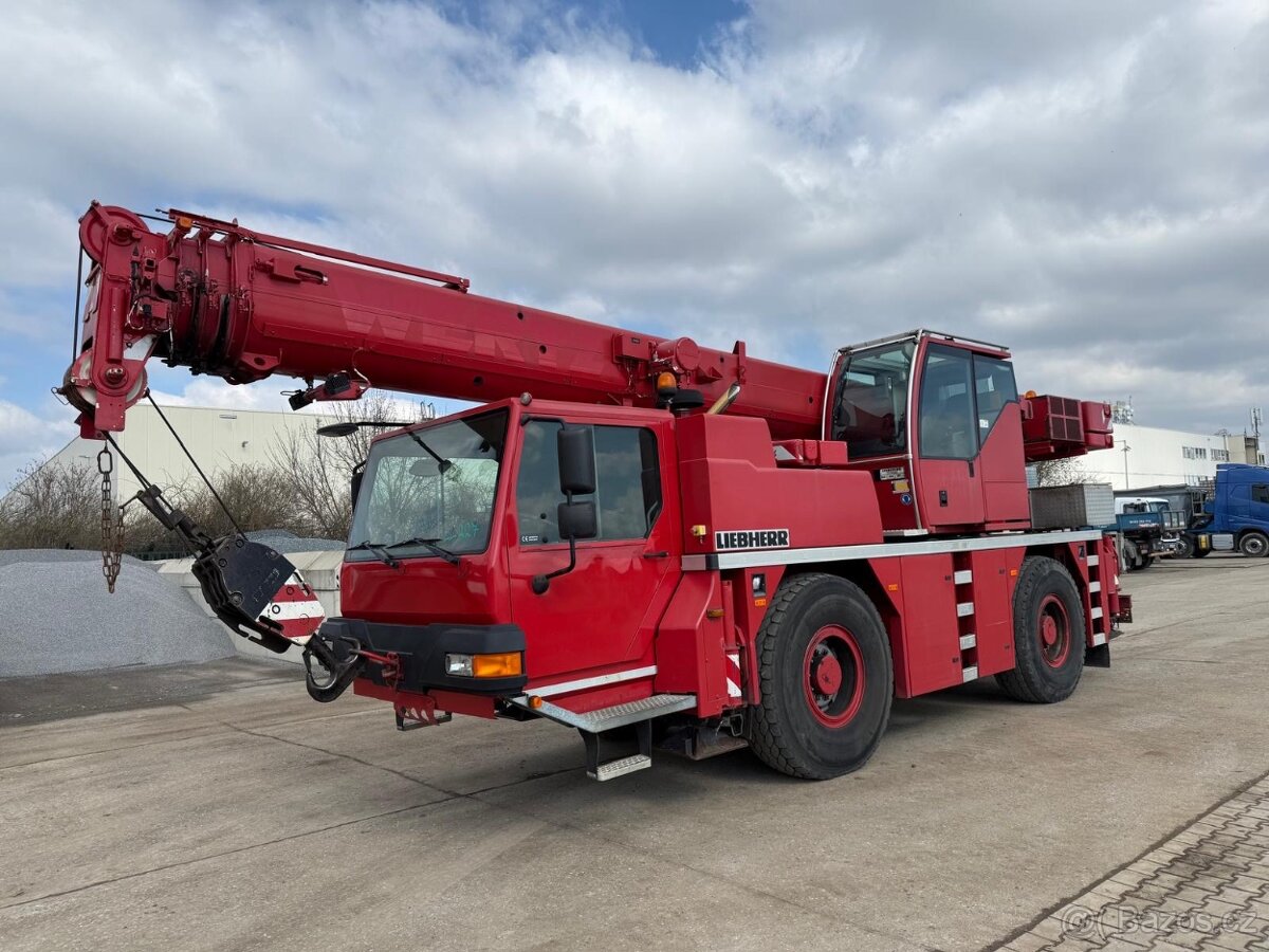 Autojeřab liebherr 1035