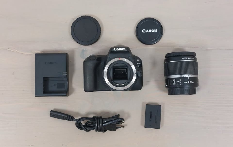 Prodám skvělou zrcadlovku Canon EOS 200D se zoom objektivem